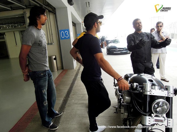 మహేంద్ర సింగ్ ధోనీ - ఎక్స్132 హెల్‌క్యాట్ బైక్