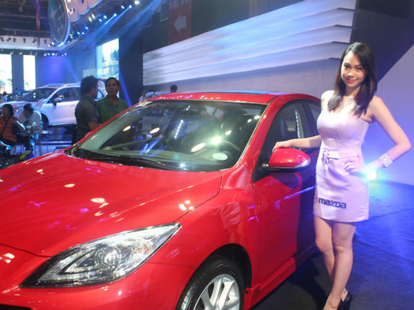 2013 మనీలా ఆటో షోలో తళుక్కుమన్న భామలు