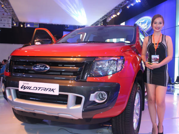 2013 మనీలా ఆటో షోలో తళుక్కుమన్న భామలు