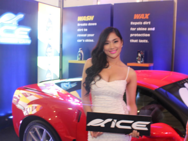 2013 మనీలా ఆటో షోలో తళుక్కుమన్న భామలు