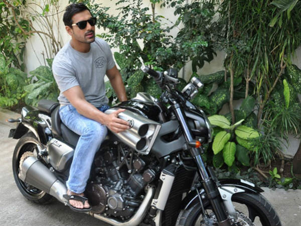 సంజయ్ గుప్తాకు యమహా విమ్యాక్స్‌‌ను కానుకిచ్చిన జాన్ అబ్రహామ్