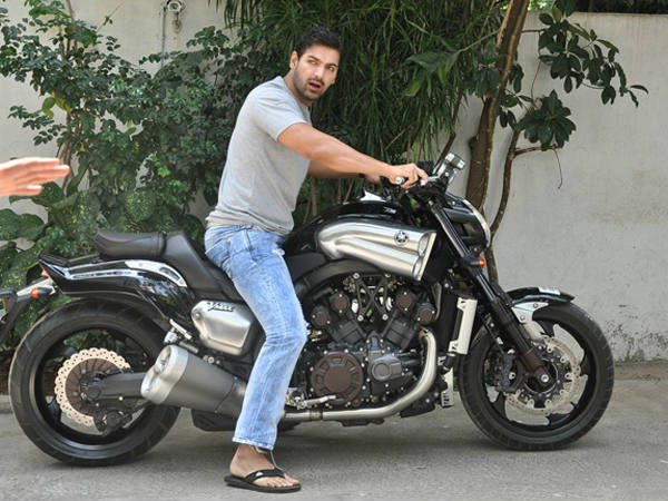 సంజయ్ గుప్తాకు యమహా విమ్యాక్స్‌‌ను కానుకిచ్చిన జాన్ అబ్రహామ్