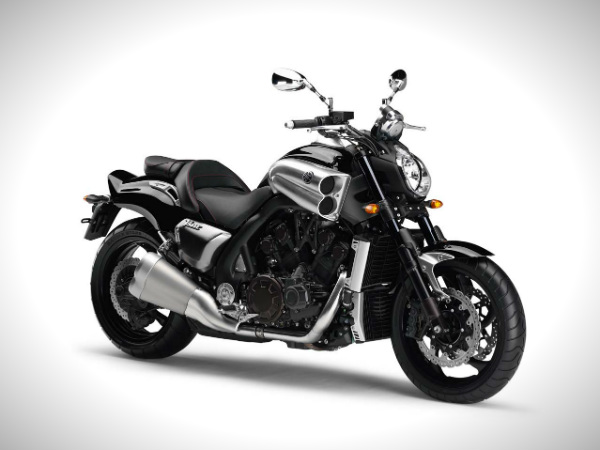 సంజయ్ గుప్తాకు యమహా విమ్యాక్స్‌‌ను కానుకిచ్చిన జాన్ అబ్రహామ్