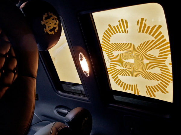 ఎగ్జోటిక్ మినీ లైఫ్ బాల్‌ను డిజైన్ చేసిన రాబెర్టో కవాల్లీ