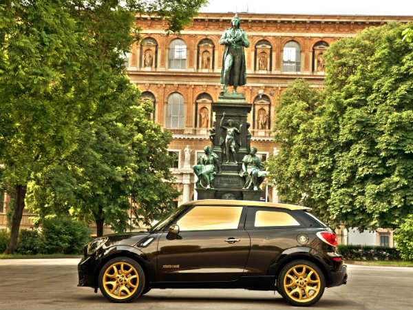 ఎగ్జోటిక్ మినీ లైఫ్ బాల్‌ను డిజైన్ చేసిన రాబెర్టో కవాల్లీ