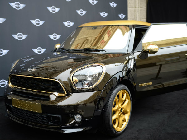 ఎగ్జోటిక్ మినీ లైఫ్ బాల్‌ను డిజైన్ చేసిన రాబెర్టో కవాల్లీ