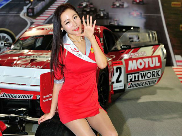 2013 సియోల్ మోటార్ షోలో తళుక్కుమ్మ భామలు