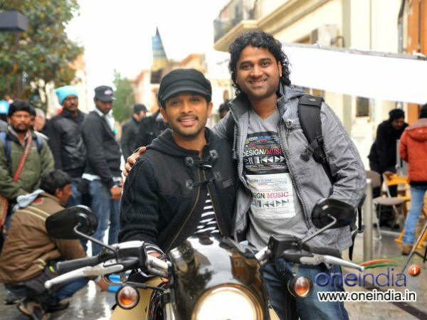 హ్యార్లీ డేవిడ్‌సన్ బైక్‌పై అల్లు అర్జున్ ఇద్దరమ్మాయిలతో..