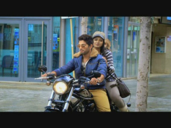 హ్యార్లీ డేవిడ్‌సన్ బైక్‌పై అల్లు అర్జున్ ఇద్దరమ్మాయిలతో..