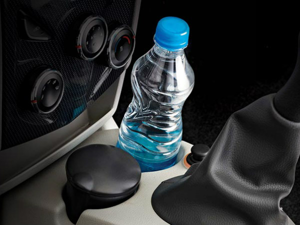 సెంటర్ కన్సోల్‌పై కప్ అండ్ బాటిల్ హోల్డర్స్