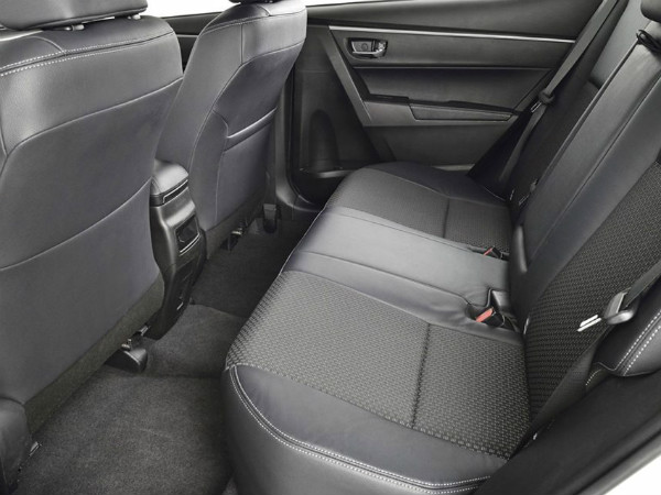 విశాలమైన రియర్ సీట్