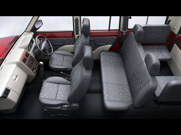 అప్‌గ్రేడెడ్ 2013 టాటా సుమో గోల్డ్ - ఇంటీరియర్