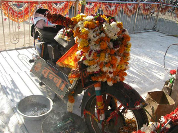 బుల్లెట్ బైక్ కోసం గుడి