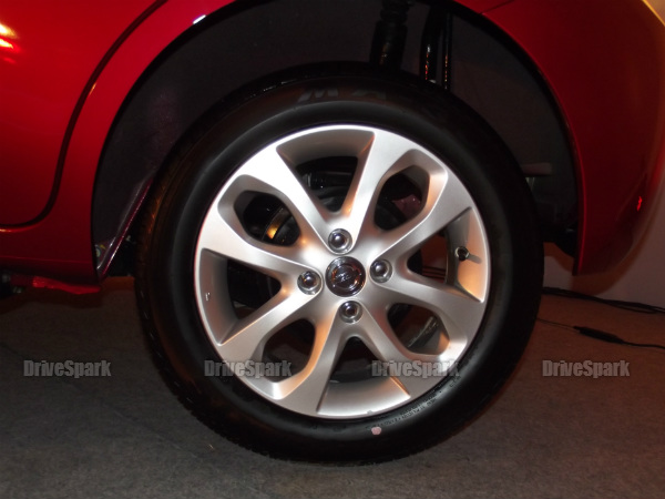 స్టయిలిష్ అల్లాయ్ వీల్స్