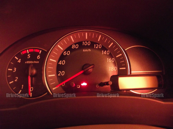 రౌండ్ డయల్స్‌తో కూడిన ఇన్‌స్ట్రుమెంట్ క్లస్టర్