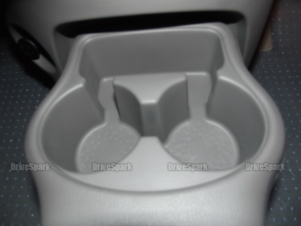 సెంటర్ కన్సోల్‌పై కప్ హోల్డర్స్