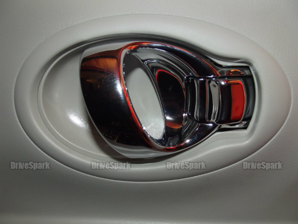 ఇన్‌సైడ్ క్రోమ్ డోర్ హ్యాండిల్స్