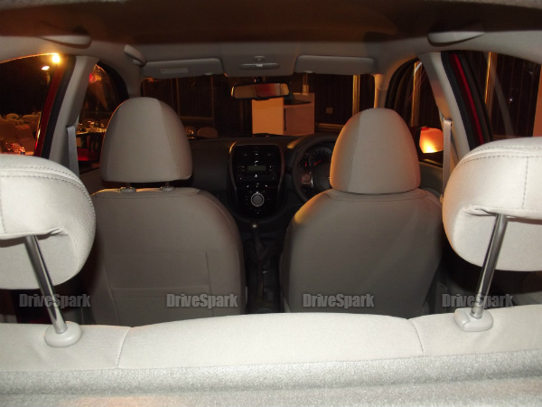 అడ్జస్టబల్ రియర్ హెడ్ రెస్ట్స్