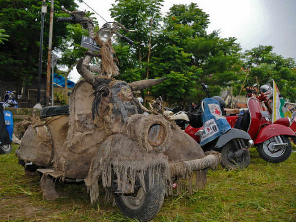 ఇండోనేషియన్ కస్టమైజ్డ్ స్కూటర్ ఫెస్టివల్‌