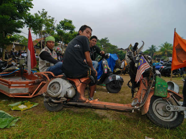 ఇండోనేషియన్ కస్టమైజ్డ్ స్కూటర్ ఫెస్టివల్‌