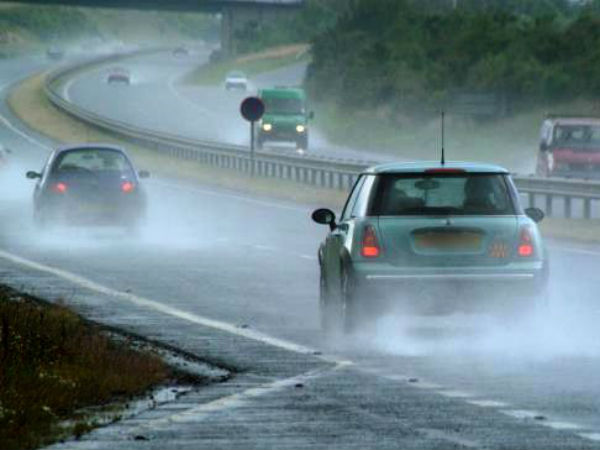 మీ ముందు కారును ఫాలో అవ్వండి