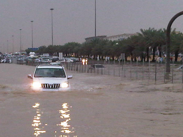 రోడ్డుపై నీటి గుంతలు