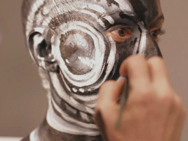 ఫియట్ అబార్త్ బాడీ పెయింట్ ప్రకటన