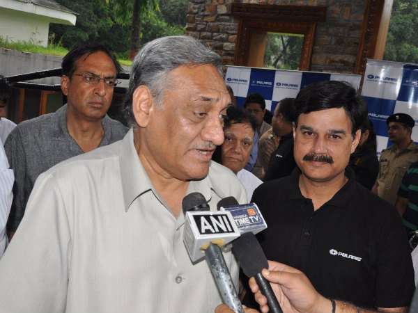 మీడియాతో మాట్లాడుతున్న సిఎం