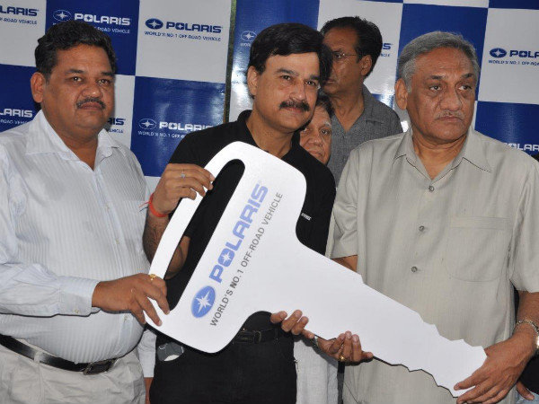 సిఎంకు తాళం చెవులు అందిస్తున్న పంకజ్ దూబే