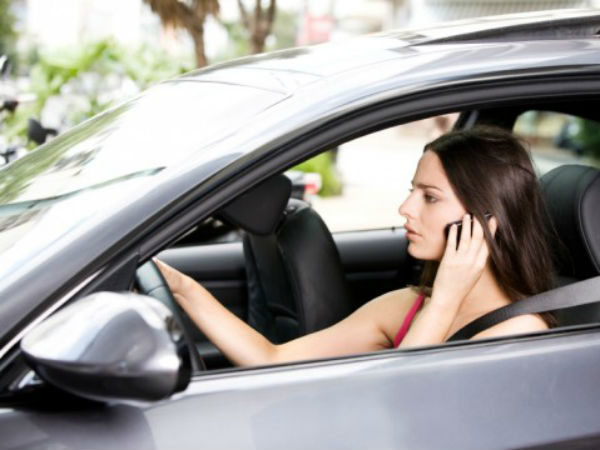 సెల్‌ఫోన్ డ్రైవింగ్ ప్రమాదకరం