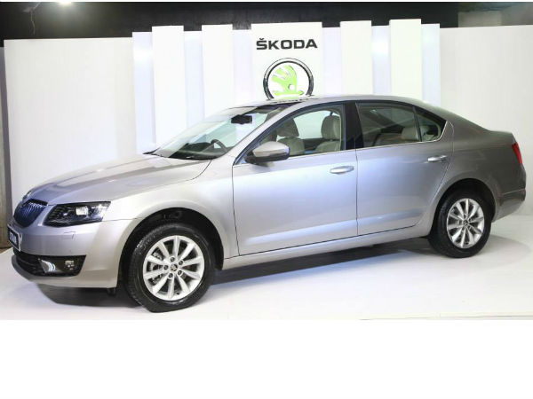 పెట్రోల్ వెర్షన్‌లో మ్యాన్యువల్ ట్రాన్సిమిషన్ లేదు