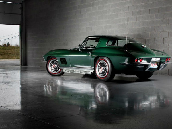 కారును గ్యారేజ్‌లో పార్క్ చేయండి