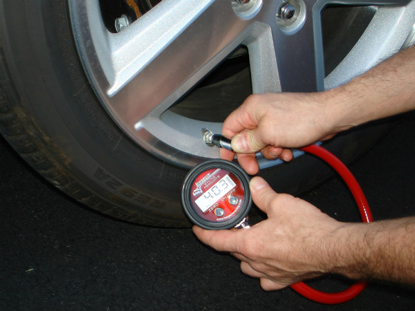 టైర్ ప్రెజర్ గేజ్ (Tire Pressure Gauge)