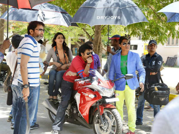 సిబిఆర్ 250ఆర్‌పై పవన్ ఛేజింగ్