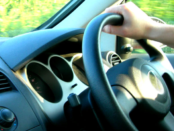 ఒక్క చేతితో స్టీరింగ్ పట్టుకోవటం: 'తప్పు'