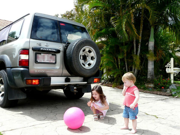 కారును సురక్షితంగా రివర్స్ పార్క్ చేయటం ఎలా?