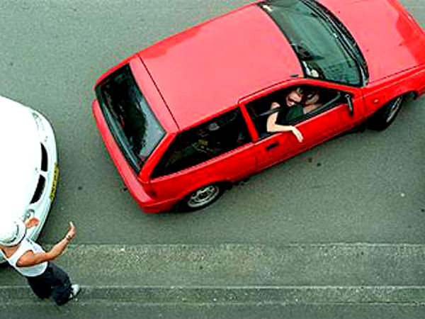 కారును సురక్షితంగా రివర్స్ పార్క్ చేయటం ఎలా?