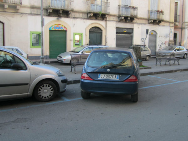 కారును సురక్షితంగా రివర్స్ పార్క్ చేయటం ఎలా?