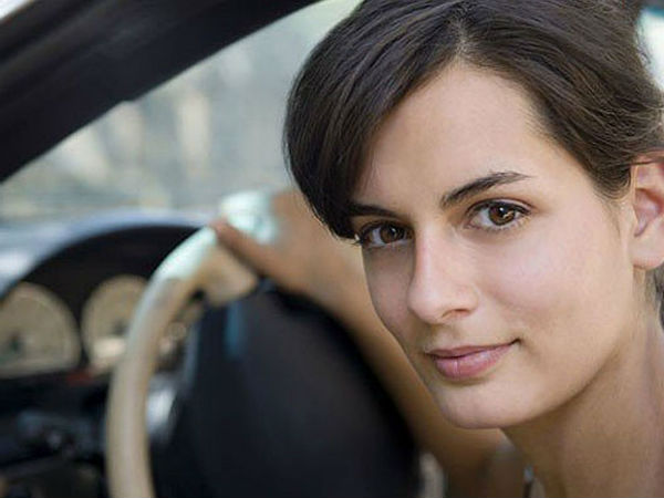 కారును సురక్షితంగా రివర్స్ పార్క్ చేయటం ఎలా?