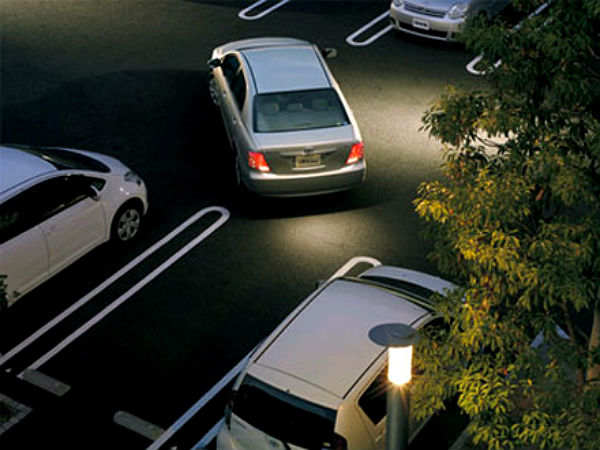 కారును సురక్షితంగా రివర్స్ పార్క్ చేయటం ఎలా?