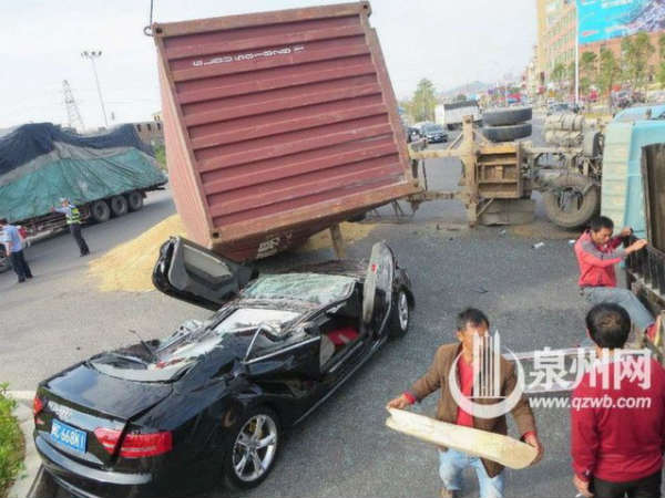 కంటైనర్ పడటంతో అప్పడమైన కారు, ప్రయాణికులు సేఫ్