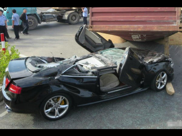 కంటైనర్ పడటంతో అప్పడమైన కారు, ప్రయాణికులు సేఫ్