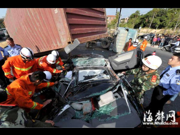 కంటైనర్ పడటంతో అప్పడమైన కారు, ప్రయాణికులు సేఫ్