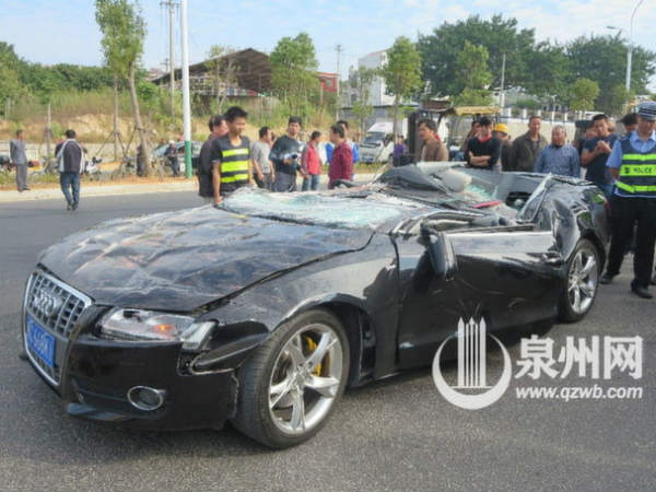 కంటైనర్ పడటంతో అప్పడమైన కారు, ప్రయాణికులు సేఫ్