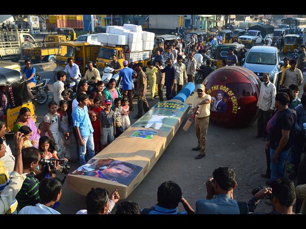 క్రికెట్ దేవుడికి దండం.. సుధాకర్ స్టైల్‌లో