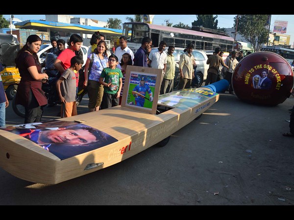 క్రికెట్ దేవుడికి దండం.. సుధాకర్ స్టైల్‌లో