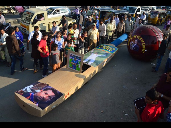 క్రికెట్ దేవుడికి దండం.. సుధాకర్ స్టైల్‌లో