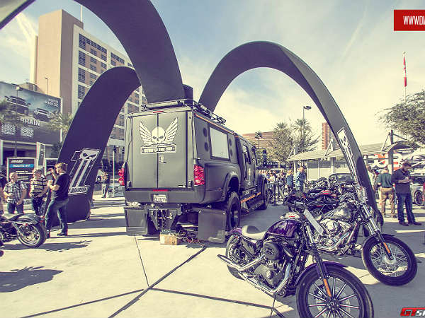 2013 సెమా షో హైలైట్స్; హాట్ కార్స్ అండ్ బూత్ గర్ల్స్