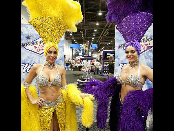 2013 సెమా షో హైలైట్స్; హాట్ కార్స్ అండ్ బూత్ గర్ల్స్