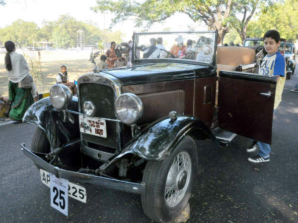 హైదరాబాదీల మది దోచుకున్న అలనాటి మేటి కార్లు